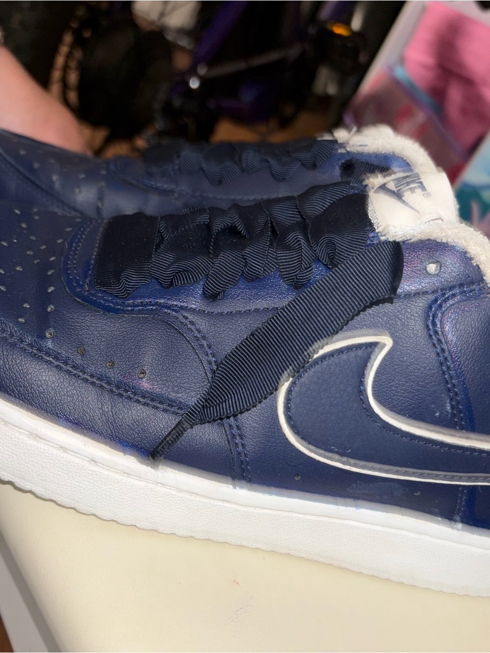 Nike courts men’s size 9.5 Navy Leather Low-Top Sneakers with White Swoosh